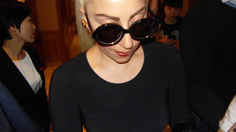 Gaga_in_The_Ritz_Carlton_Seoul_meeting_fans