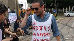 Manifestante_al_presidio_anticlericale,_Milano,_2_June_2012_-_Foto_di_Giovanni_Dall'Orto