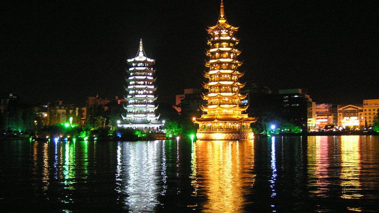 Lake_Shanhu_pagodas_at_night