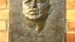 Plakette_für_Dietrich_Bonhoeffer_in_Berlin