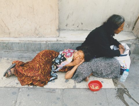 Begging_mother_and_daughter