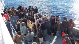 Boat_People_at_Sicily_in_the_Mediterranean_Sea