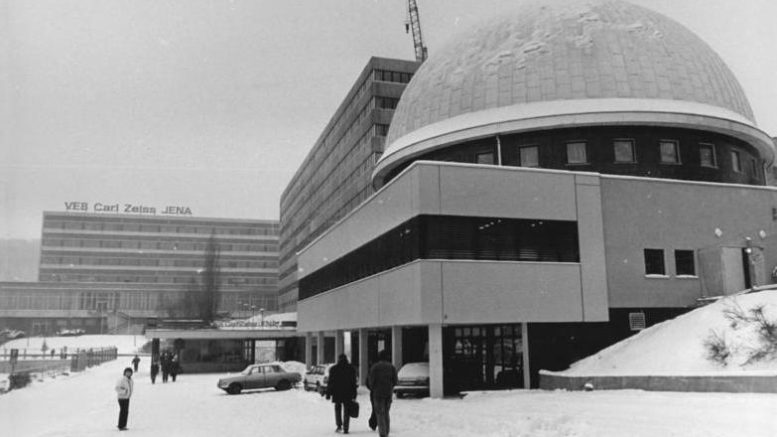 ADN-ZB Kasper 19.1.1987 Bez. Gera: Ein Lasershowgerät für das Berliner Planetarium ist jetzt in der neuen Astrojustierkuppel (Foto) des Kombinates VEB Carl Zeiss Jena getestet worden. Planmäßig gehen die Arbeiten für das in der DDR-Hauptstadt entstehende moderne Sternentheater voran.