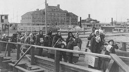 Ellis_island_1902